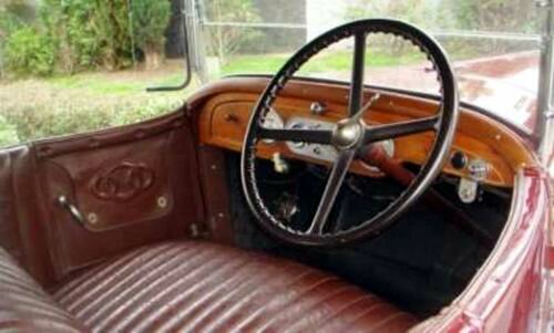 Интерьер салона ретро автомобиля Fiat 502