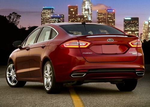 Фотографии Форд Фьюжен 2013 модельного года - вид сзади