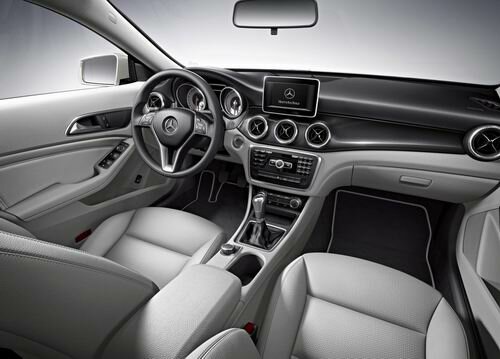 Фото - салон Mercedes-Benz CLA-Class 2014 года