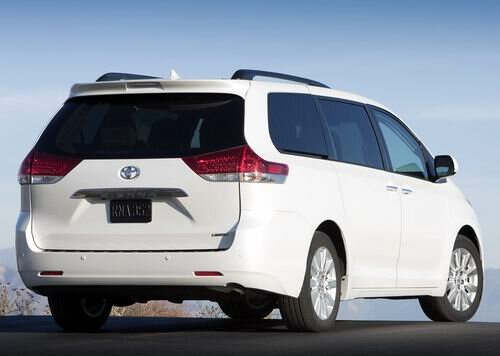 Фотографии Тойота Сиена вид сзади