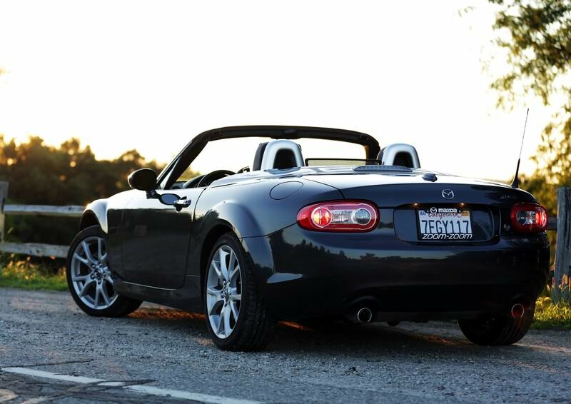 Mazda Miata вид сзади фото